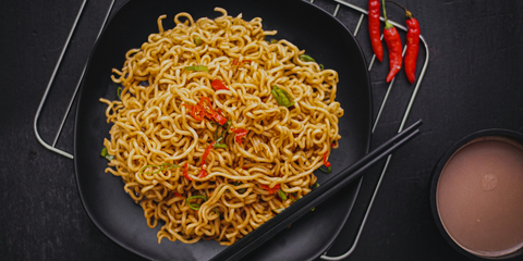 Savory and Delicious Chinese Stir-Fried Noodles with Chicken, Egg, and Vegetables: A Classic, Easy-to-make Recipe